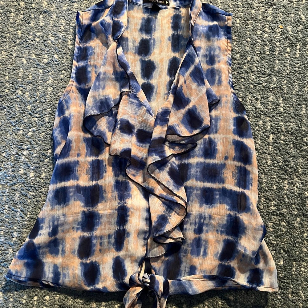 Sleeveless blouse with tie at the bottom